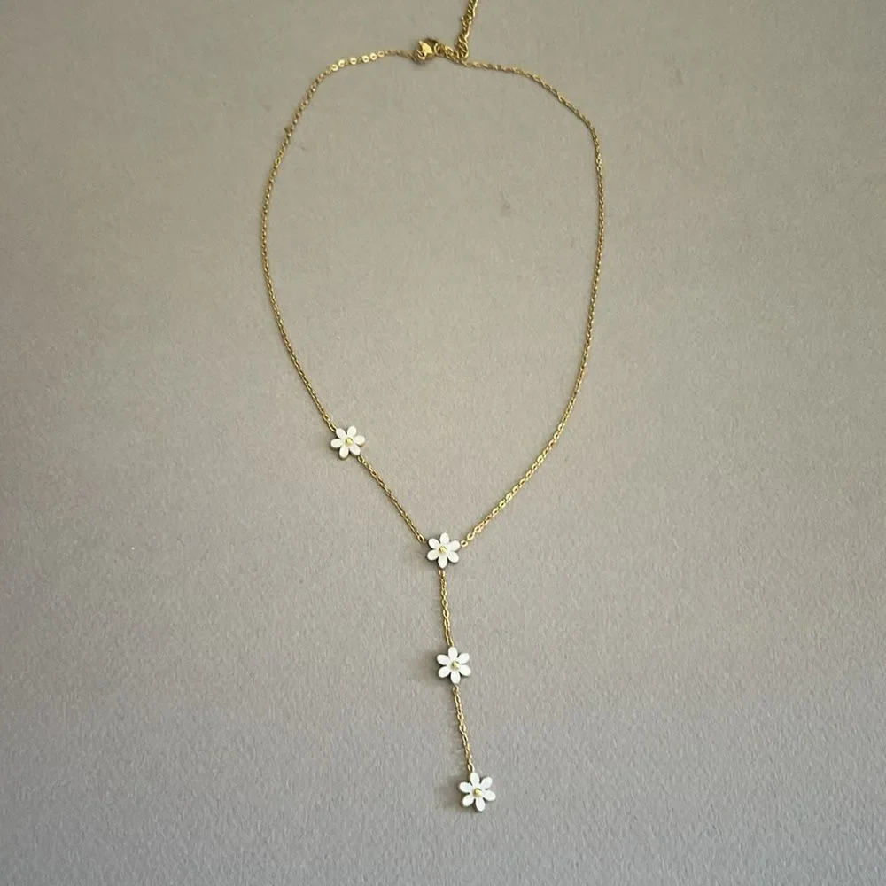 Gold Daisy Necklace A1295 - Picture 3 of 5